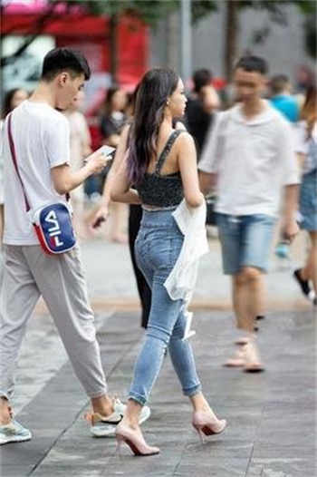 小区男子持菜刀砍女子