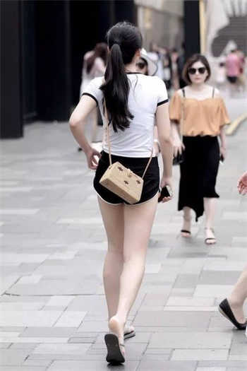 高速上堵车女的小便