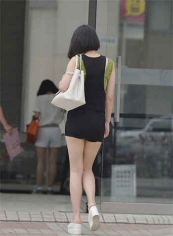 吴梦梦在泳池里