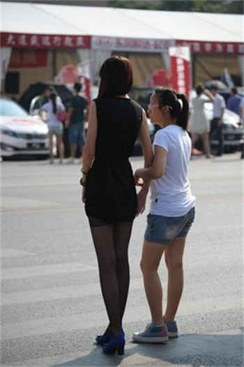 银行女客户经理陪客户