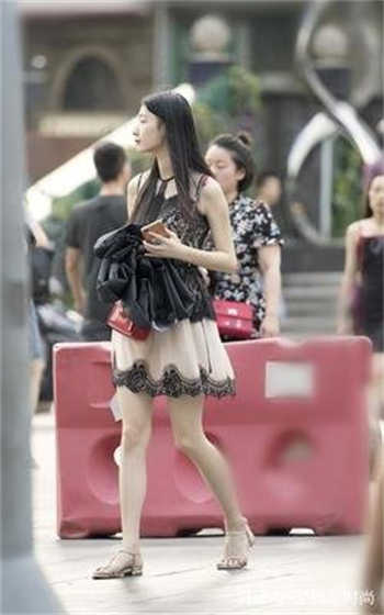 平安保险女业务员主动