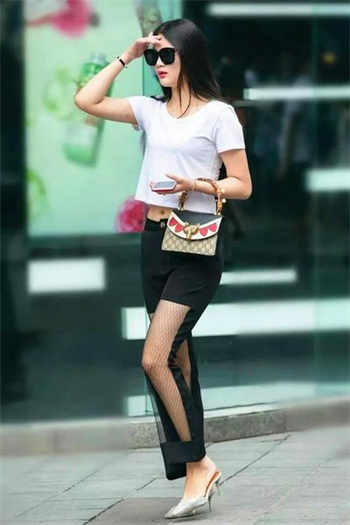 舌尖探入她的秘密花园